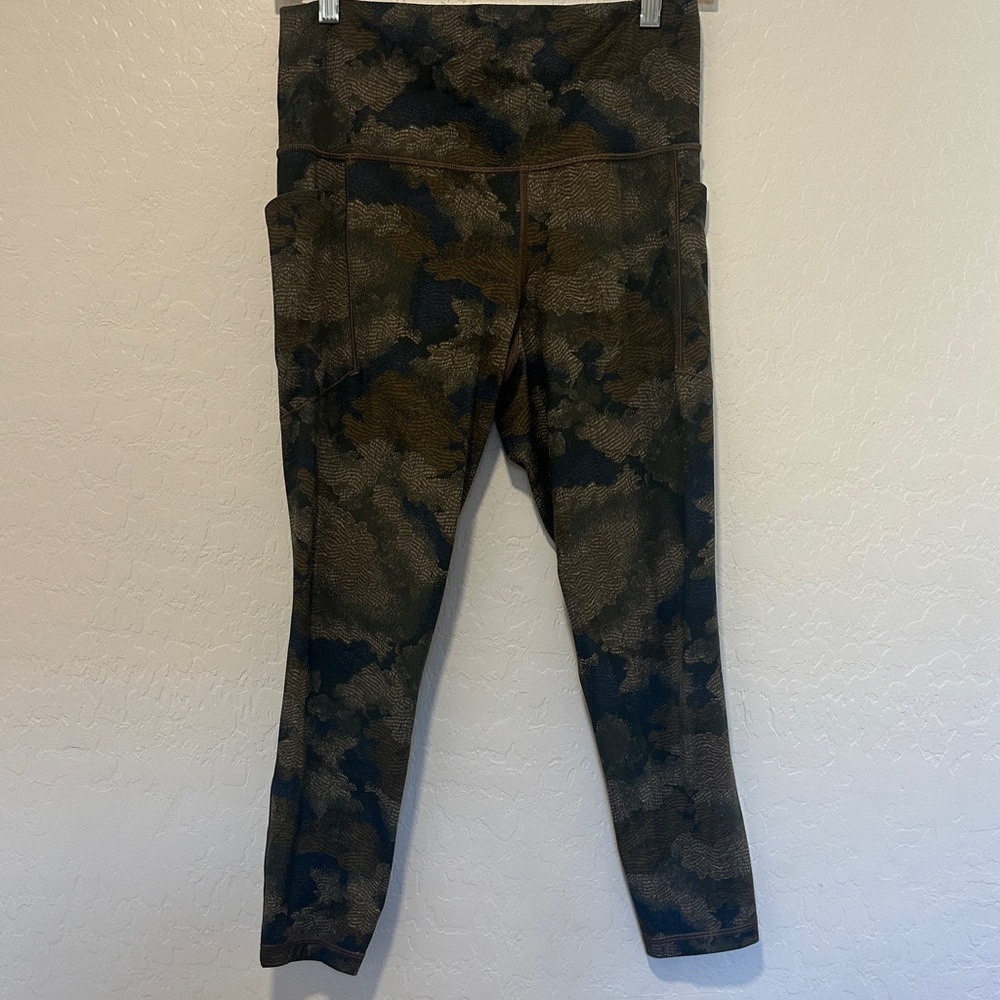 Athleta Salutation Stash 7/8 Tight Camouflage Leggings Womens size medium active